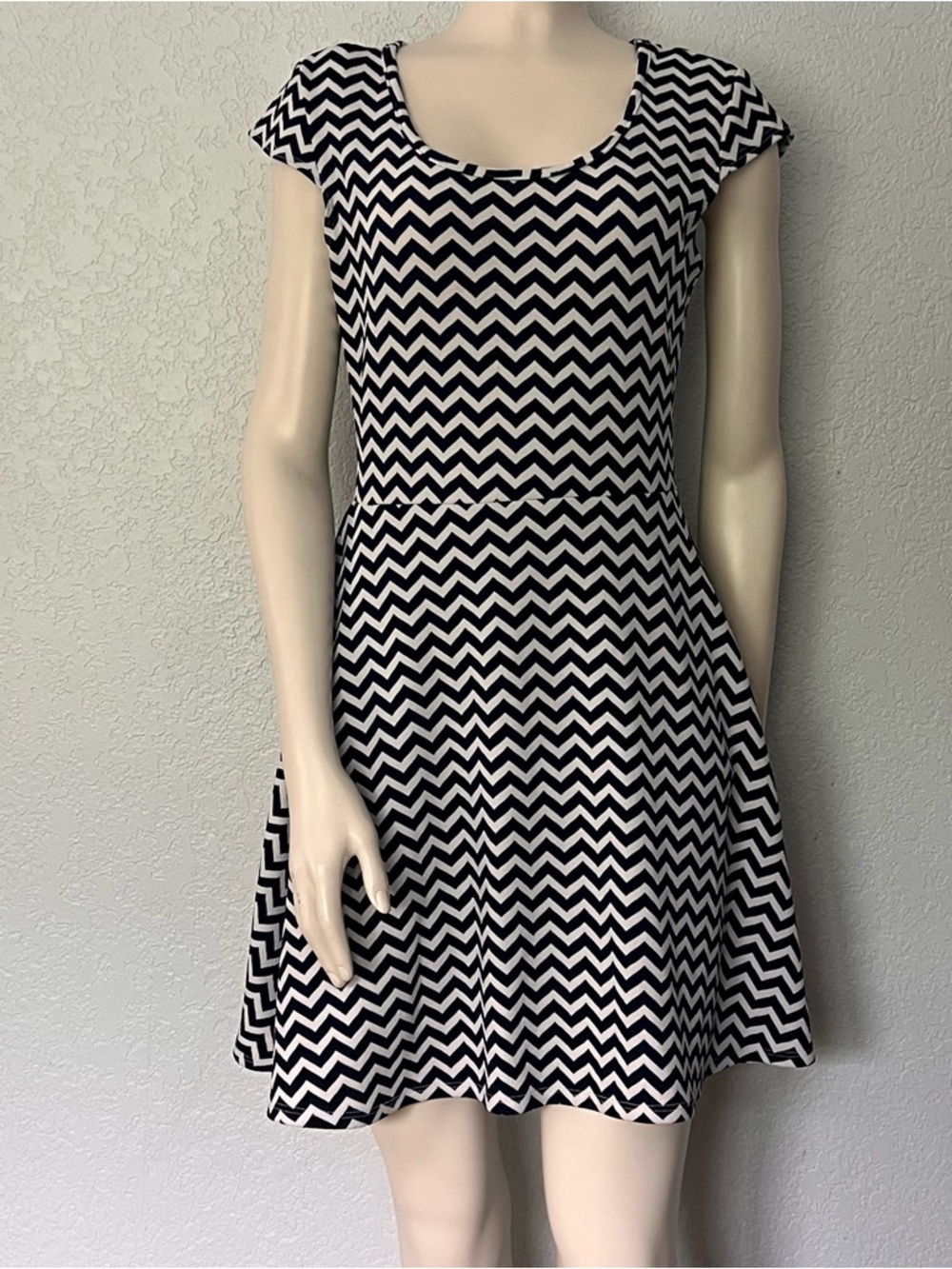 PINC Chevron Fit Flare Dress Short Sleeve Scooped Neck Blue White Size Large